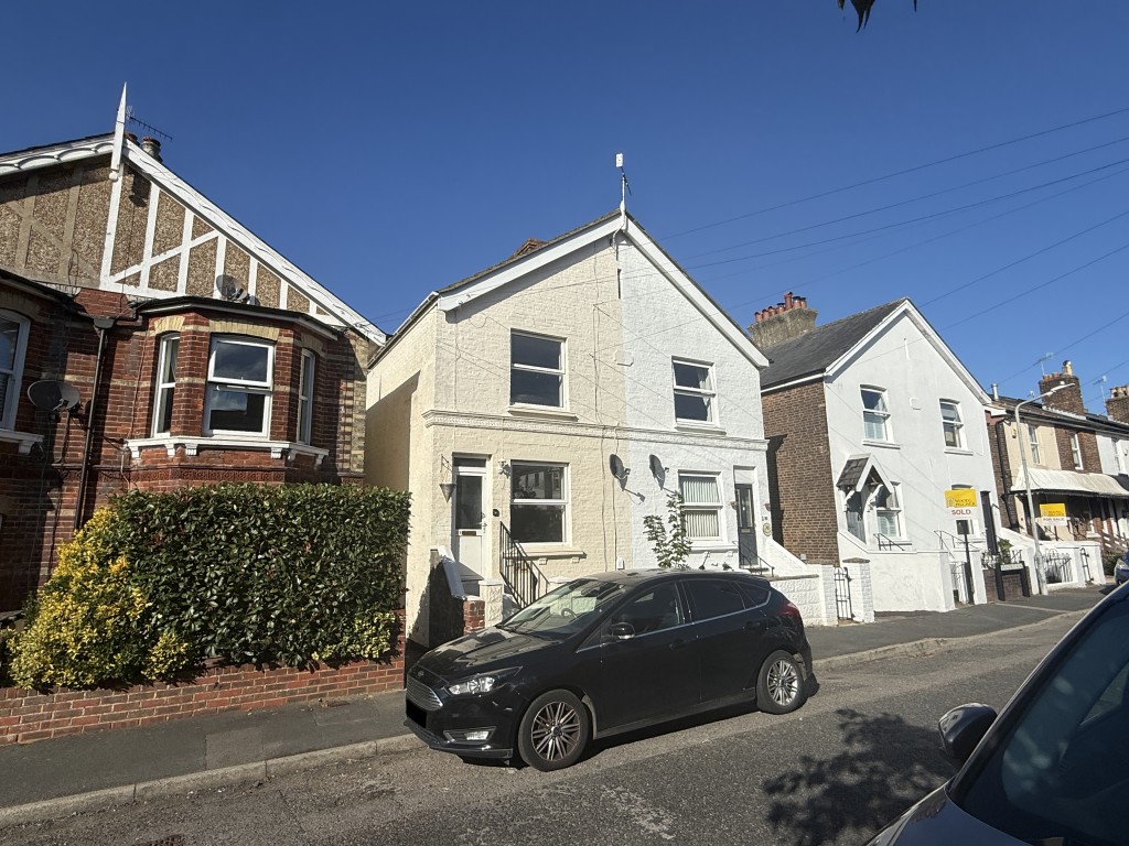 Lot: 7 - FLAT IN NEED OF IMPROVEMENT INCLUDING FREEHOLD INTEREST - Front view of Flat in need of improvement